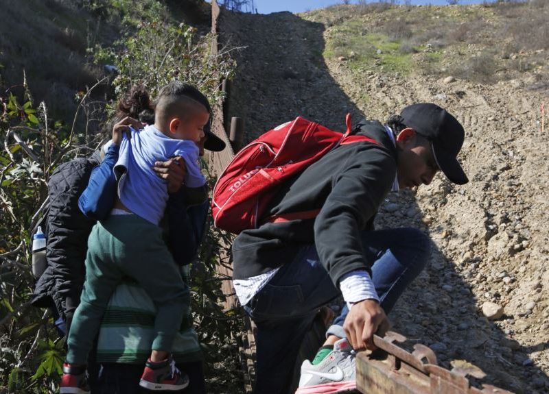Juez sopesa nueva ley que encarcelaría a migrantes en Estados Unidos