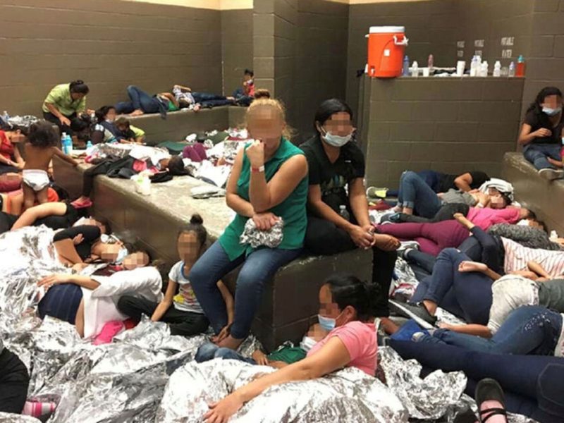 Hacinamiento extremo de migrantes en estaciones de detención en Texas