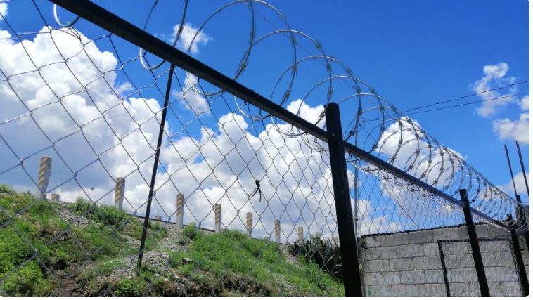 Mínimos avances en retiro de malla antimigrante reflejo de estigmatización