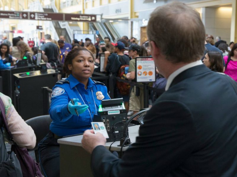 CBP no podrá revisar documentos de pasajeros en vuelos nacionales sin su autorización