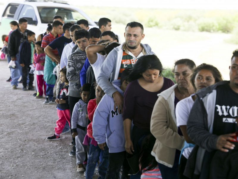 Trump aumentará la autoridad para acelerar proceso de remoción de migrantes