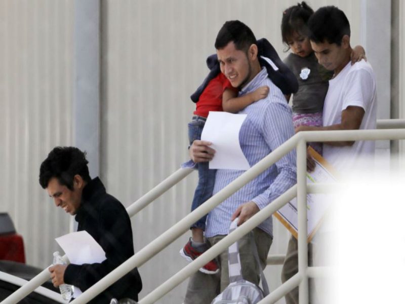 Cada vCada vez son más los migrantes que conocen sus derechos ante los agentes de ICEez son más los migrantes que están dando cuenta de sus derechos cuando agentes de la migra los visitan