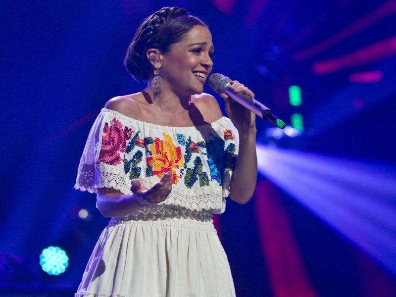La cantante mexicana Natalia Lafurcade se presenta en el Hollywood Bowl, en California