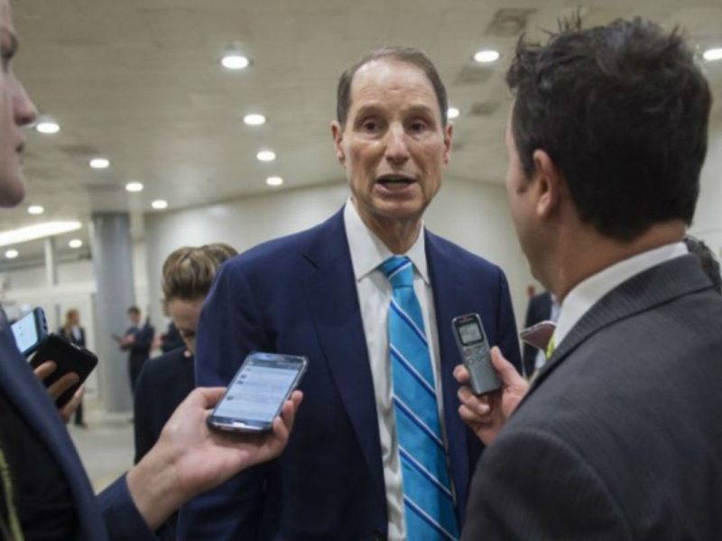 Un senador demócrata ayuda a mujer mexicana embarazada a solicitar asilo