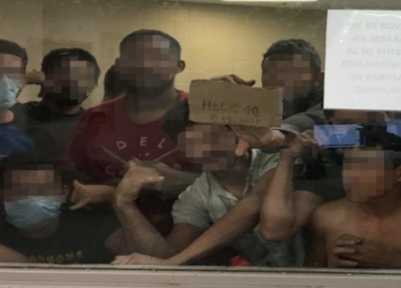 Más de 100 migrantes fueron rociados con gas pimienta en un centro de detención de ICE