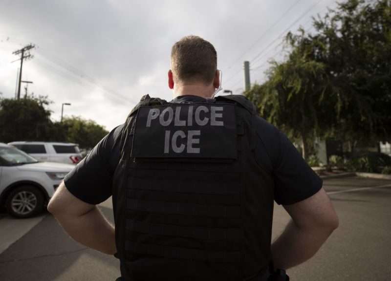 ICE detiene a 680 migrantes indocumentados en Mississippi