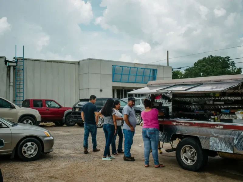 Familiares acudieron a las fábricas para recoger las pertenencias de los migrantes detenidos en Mississipi