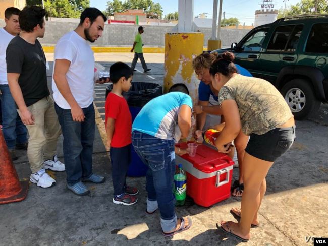 Migrantes evalúan opciones mientras México los transporta desde la frontera de EU