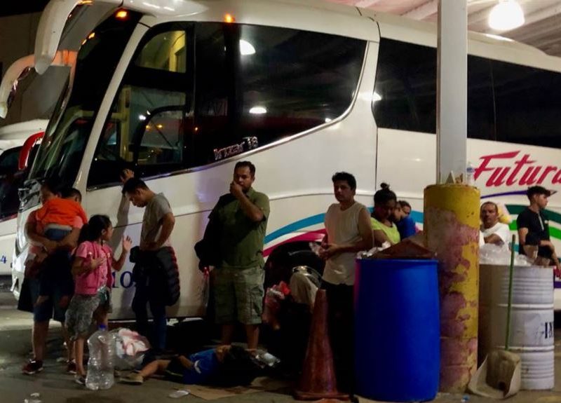 Los 50 migrantes secuestrados tenían permiso para transitar en México. En la foto, migrantes abordan autobuses a Tapachula, Chiapas el 6 de agosto de 2029.