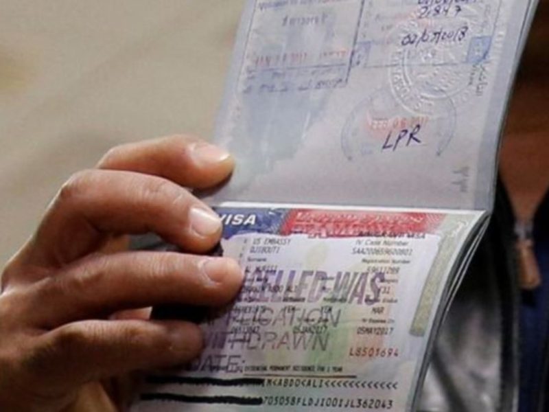 Nueva regla de EE.UU. podría descalificar a la mitad de solicitantes de visa