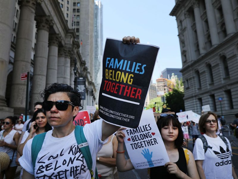 Defensores de los migrantes condenan regla discriminatoria de carga pública de Trump