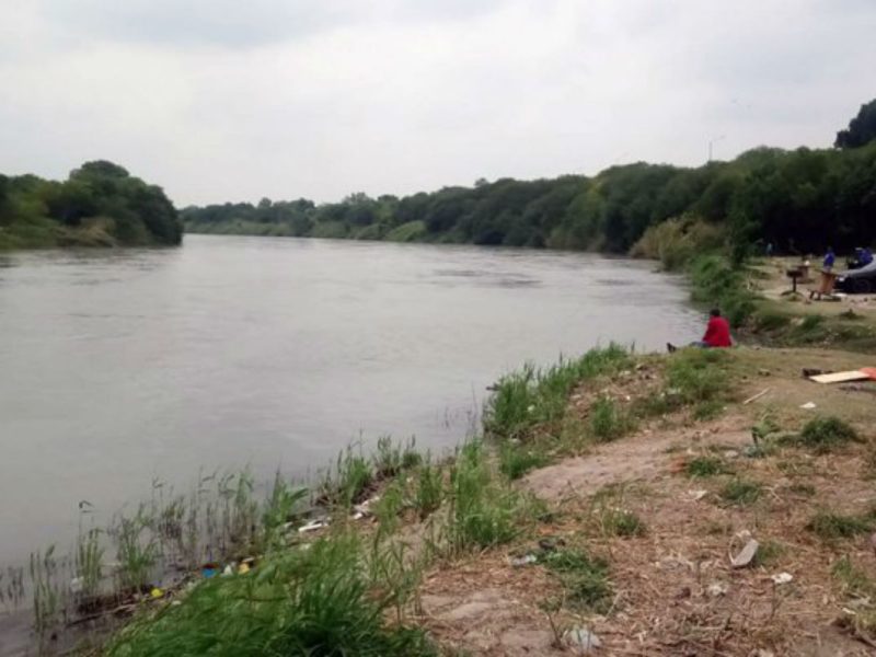 Muere migrante hondureño tras intentar cruzar el Rio Bravo