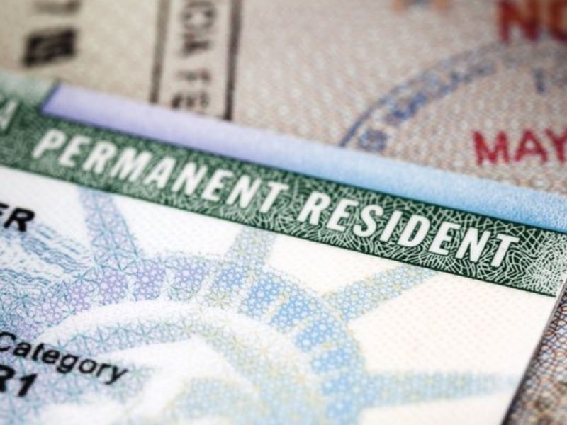 El titular de USCIS dijo que la nueva norma no es para afectar a los hijos de los empleados del gobierno