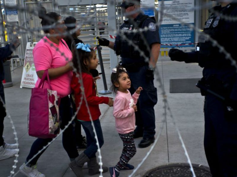 Juez bloquea regla que impedía a ciertos migrantes solicitar asilo en EU