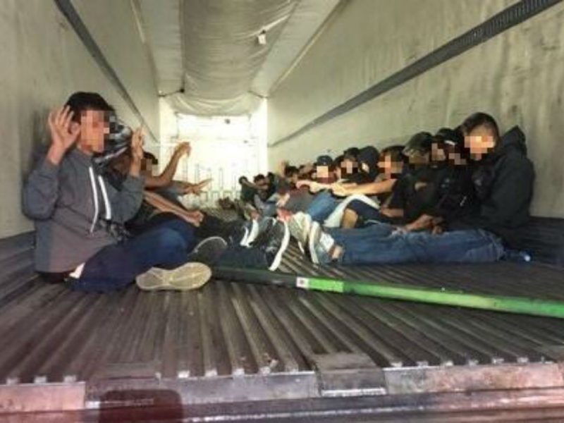 Arrestan a 31 migrantes ocultos en un tráiler en Arizona