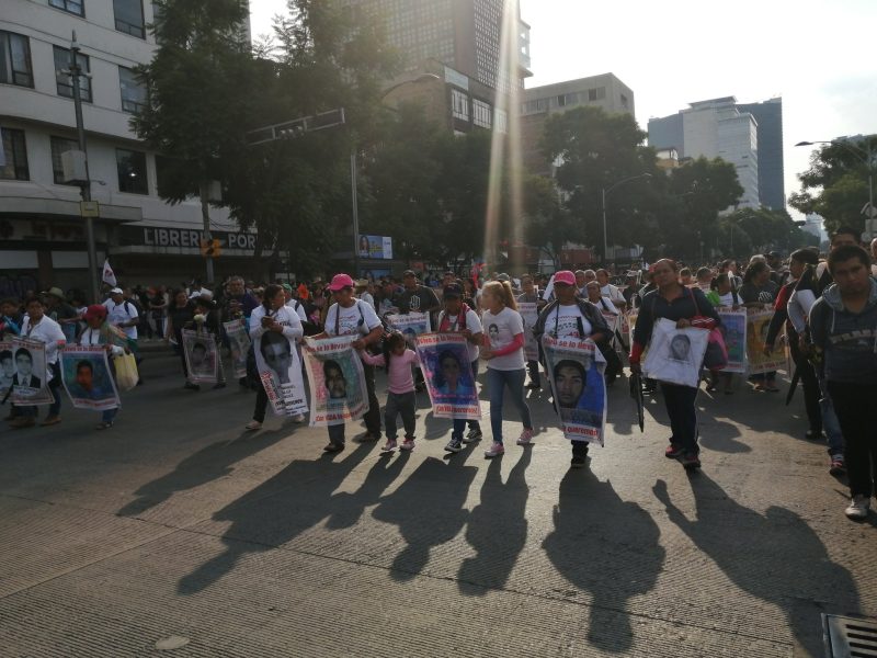 Los padres de los 43 normalistas encabezaron la marcha conmemorativa