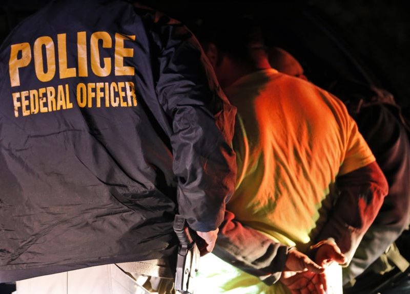 El juez de distrito Andre Birrote Jr. prohíbe al ICE depender únicamente de las bases de datos para emitir órdenes de detención en las que se pida a las distintas agencias policiales