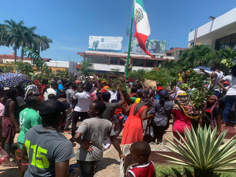 Cerca de 300 africanos marcharon para pedir a las autoridades sus documentos y así seguir con su camino, hacia los Estados Unidos, pues en México pasan precariedad