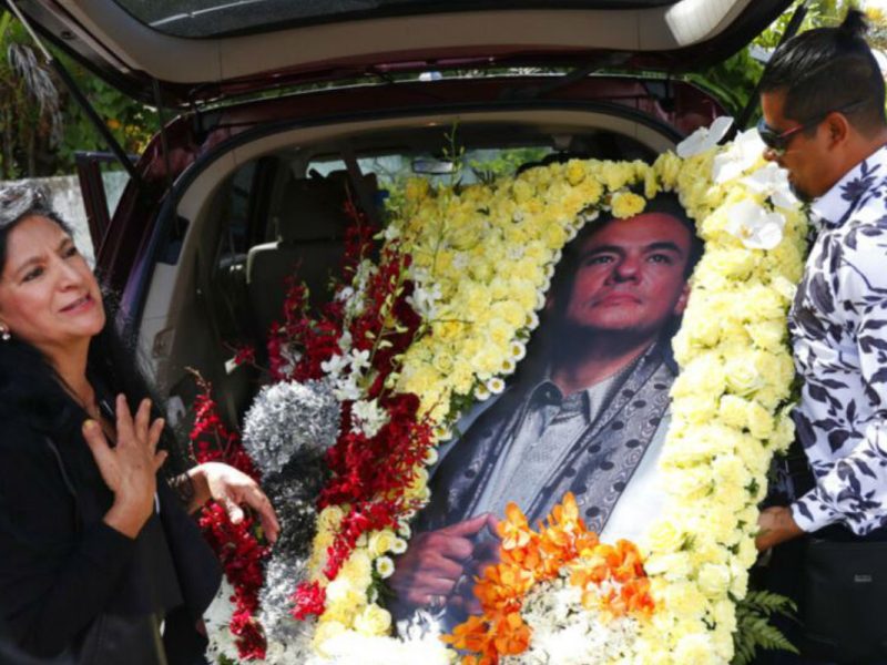Familiares y celebridades despiden a José José en funeraria de Miami