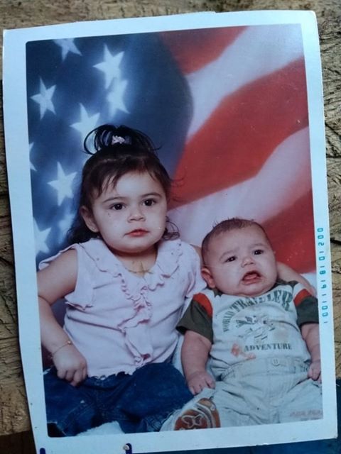 Sus dos hijos en pequeños