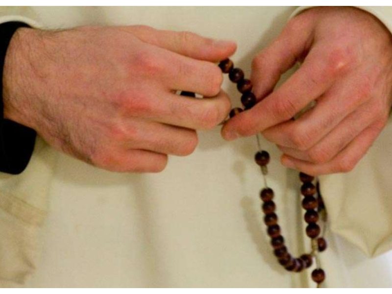 Se concede indulgencia plenaria al fiel que recite el Santo Rosario en una iglesia, en una reunión de fieles y en general, cuando varios se reúnen para un fin honesto.