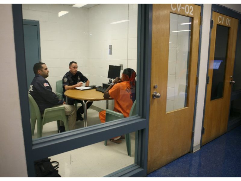 Según el reportaje, los agentes de ICE fueron descubiertos engañando a personas en grupos de Facebook con el fin de llevar a cabo una serie de arrestos en Oregon este verano.