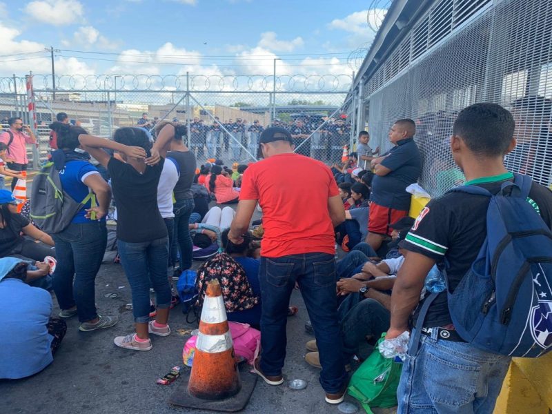 Migrantes tomaron el Puente Internacional Nuevo en Matamoros; piden acelerar sus trámites para llegar a E.U
