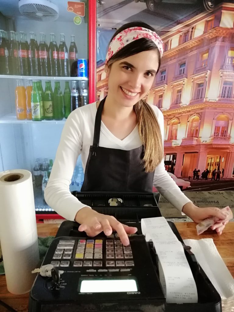 Oladys Pererira, migrante cubana que trabaja de cajera en un restaurante donde se prepara comida de su país, en la zona centro de Ciudad Juárez. Fotografía: Alejandro Sánchez