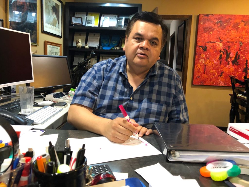  José Mario Sánchez Soledad, propietario de Maderas y sus productos, empresa donde ha cobijado con trabajo a migrantes que esperan en Ciudad Juárez su trámite de asilo ante el gobierno de Estados Unidos Fotografía: Rocío Gallegos