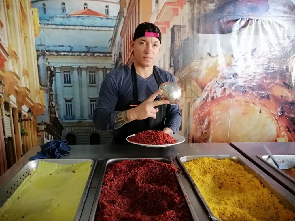 Alexander Hidalgo, migrante cubano que labora de cocinero en un restaurante en la zona centro de Ciudad Juárez. Fue retornado por el gobierno de Estados Unidos para que espere su proceso de asilo de este lado de la frontera Fotografía: Alejandro Sánchez