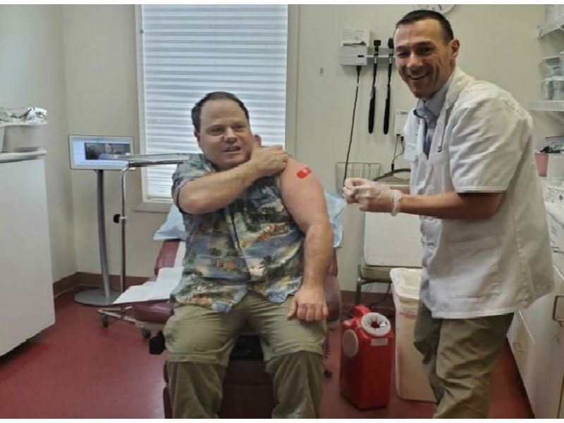 La mayoría de los médicos y enfermeras de Volunteers in Medicine que ofrecen el servicio son jubilados, ellos ven por la salud de los no asegurados