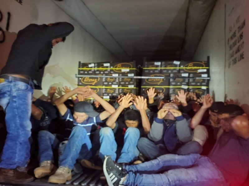 Patrulla Fronteriza encuentra a 32 migrantes indocumentados encerrados en un semirremolque