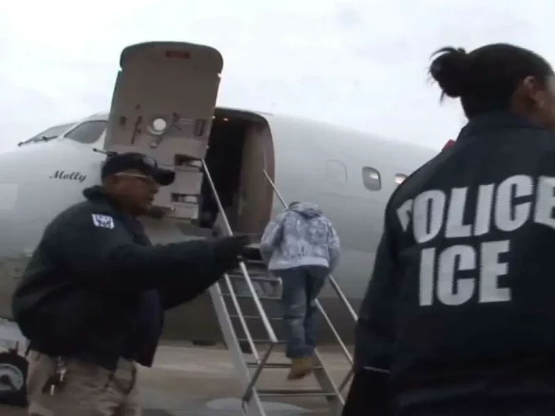 Segovia ya se encontraba en un avión de Arizona para ser deportado, pero funcionarios de inmigración le otorgaron un aplazamiento temporal de cinco días