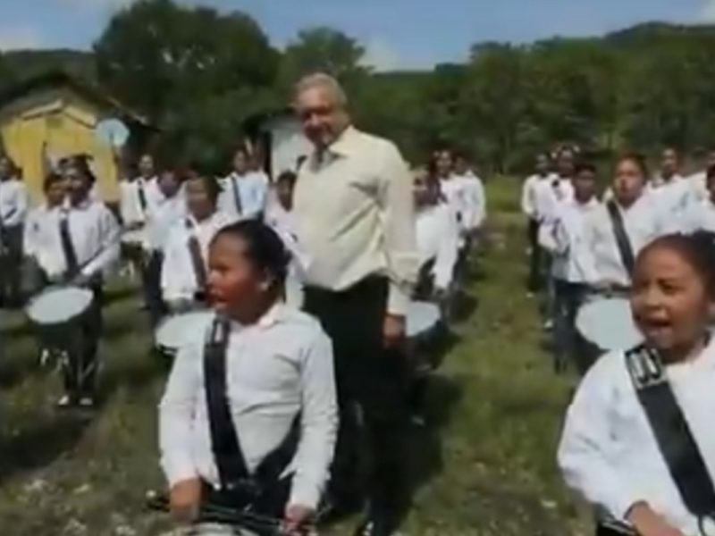 Después de que el vídeo circulará en las redes sociales, internautas se mostraron molestos, pues dijeron que era una medida de adoctrinamiento para los niños de Oaxaca