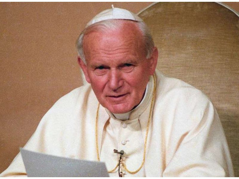 El Papa San Juan Pablo II visitó 129 países durante su pontificado y se convirtió en uno de los líderes mundiales que más ha viajado en la historia.