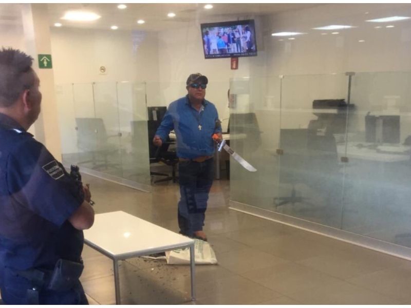 Al verse acorralado por los oficiales, el hombre decidió tomar como rehenes a los clientes del banco.