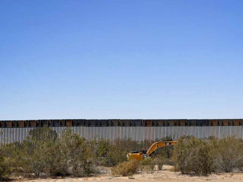 Las autoridades se dieron cuenta que el migrante no se encontraba bien mientras se procesaba su detención