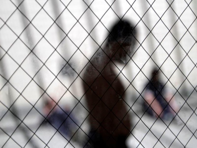 Migrantes cubanos se cortan las venas en centro de detención en Nuevo México; protestan por los malos tratos y aislamiento