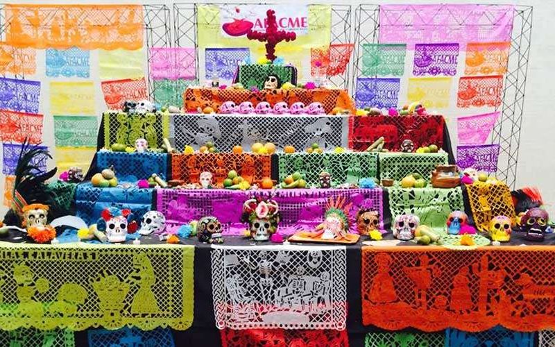 Tradicional "altar" por el Día de los Muertos en México. Crédito: Lemad.resaeva (CC BY-SA 4.0).