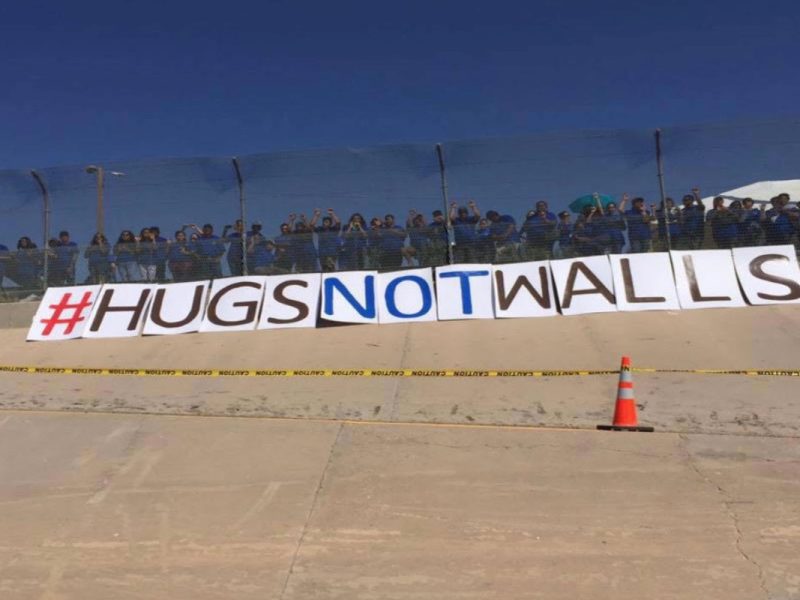 Abrazos No Muros reúne a 300 familias separadas por las duras políticas migratorias de Trump