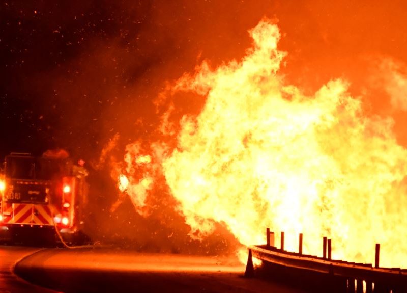 Los bomberos combaten un incendio, mientras un incendio forestal impulsado por el viento continúa ardiendo en Canyon Country, al norte de Los Ángeles, California, EE.UU., el viernes.