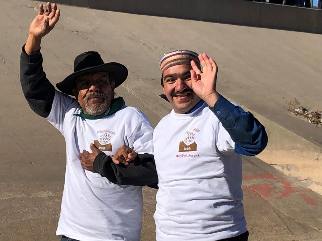 Con las manos en alto se despiden de sus parientes quienes les responden el saludo desde el otro lado de la frontera. | Foto: La Verdad