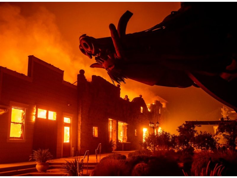 Pacific Gas & Electric comenzó a cortar la energía debido al incendio, el sábado alrededor de las 5 p.m. para un estimado de 2 millones 350 mil personas en 38 condados.