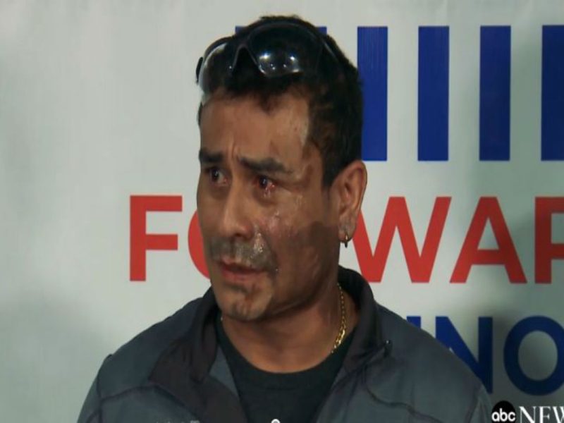 El supremacista estalló en enojo cuando el hispano le dijo que no conocía su estado migratorio y que todas las personas venían de otro lugar, después le roció el ácido en la cara