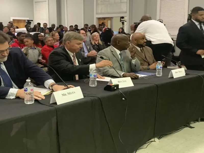 El motivo principal de la audiencia fue para saber por qué los agentes de ICE lanzaron las redadas en Mississippi sin asegurarse de que niños no se quedaran sin sus padres