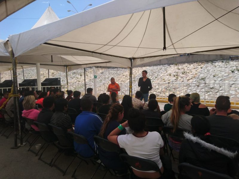 Migrantes extranjeros retornados a México atendidos bajo carpas por personal del INM. Fotografía: La Verdad/Archivo