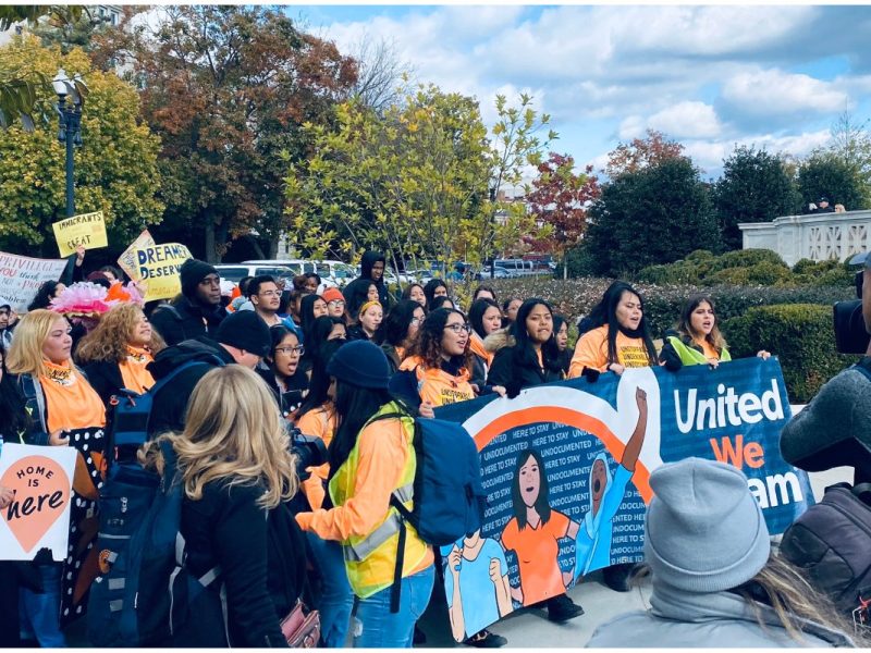 Cientos de dreamers se reunieron fuera de la Corte Suprema una hora antes de que los jueces escuchen los argumentos orales para DACA.
