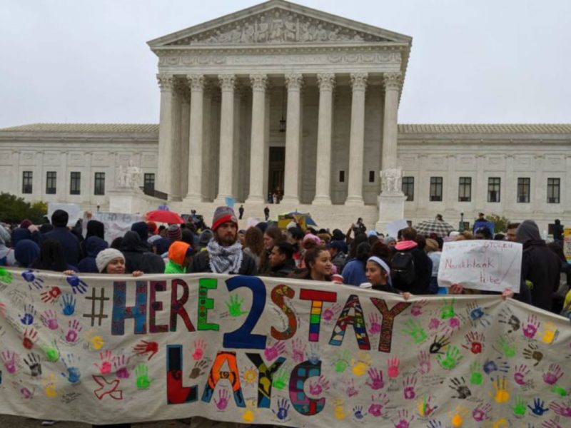 Decenas de personas se reunieron frente a la Corte Suprema de Justicia de Estados Unidos, en Washington DC, este martes para apoyar a los demandantes de la suspensión del DACA