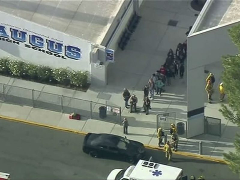 La gente sale de la escuela secundaria Saugus después de los informes de un tiroteo, el jueves 14 de noviembre de 2019, en Santa Clarita, California.