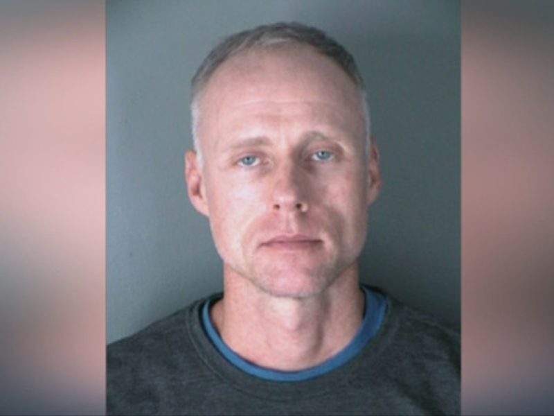 Faubus escribió cheques sin fondos a los trabajadores que había contratado. Cuando amenazaron con ir a la policía, les dijo que los denunciaría ante ICE.